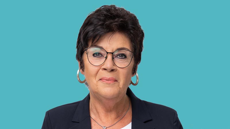  Angelika Dmenil